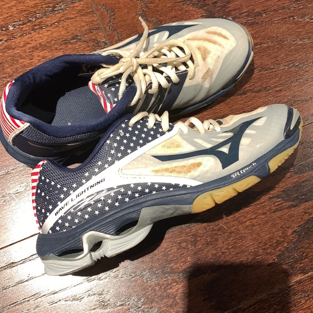 7.5M Mizuno Women’s Indoor Volleyball Sneakers